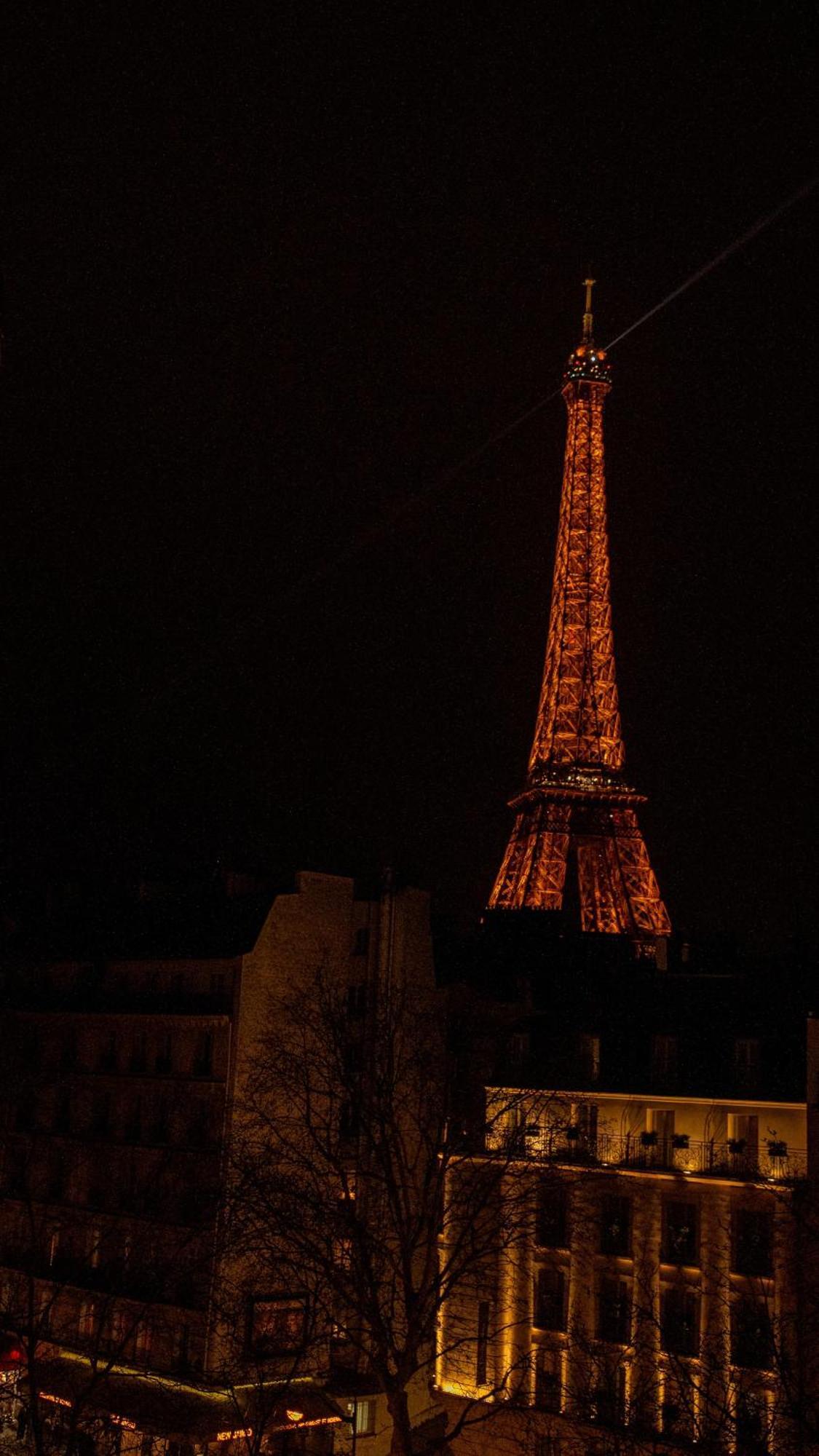 Center Eiffel Tower View *