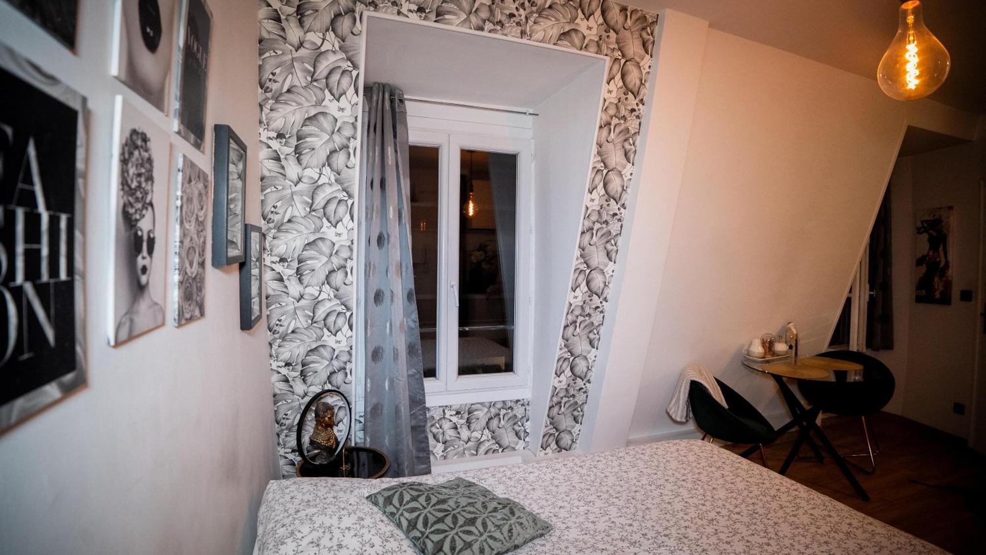 Center Eiffel Tower View Apartment